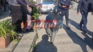 Σοκαριστικό τροχαίο στην Πάτρα: ΙΧ χτύπησε πεζή και την πέταξε πάνω σε σταθμευμένο μηχανάκι (φωτογραφίες)