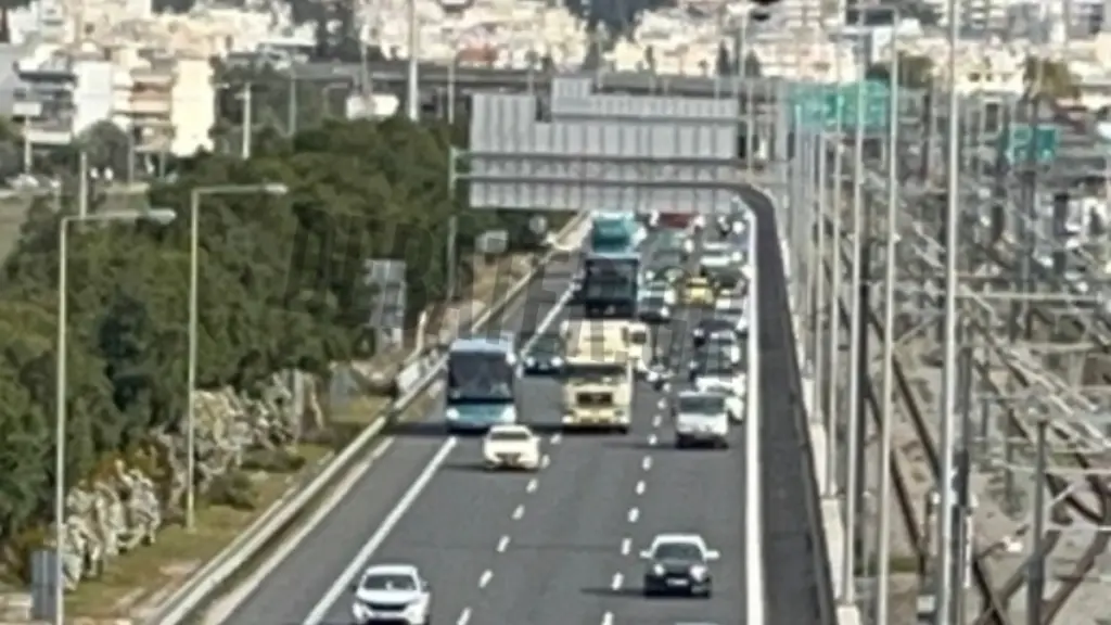 Μποτιλιάρισμα στην Αττική οδό λόγω τροχαίου μετά την έξοδο της λεωφόρου Μαραθώνος