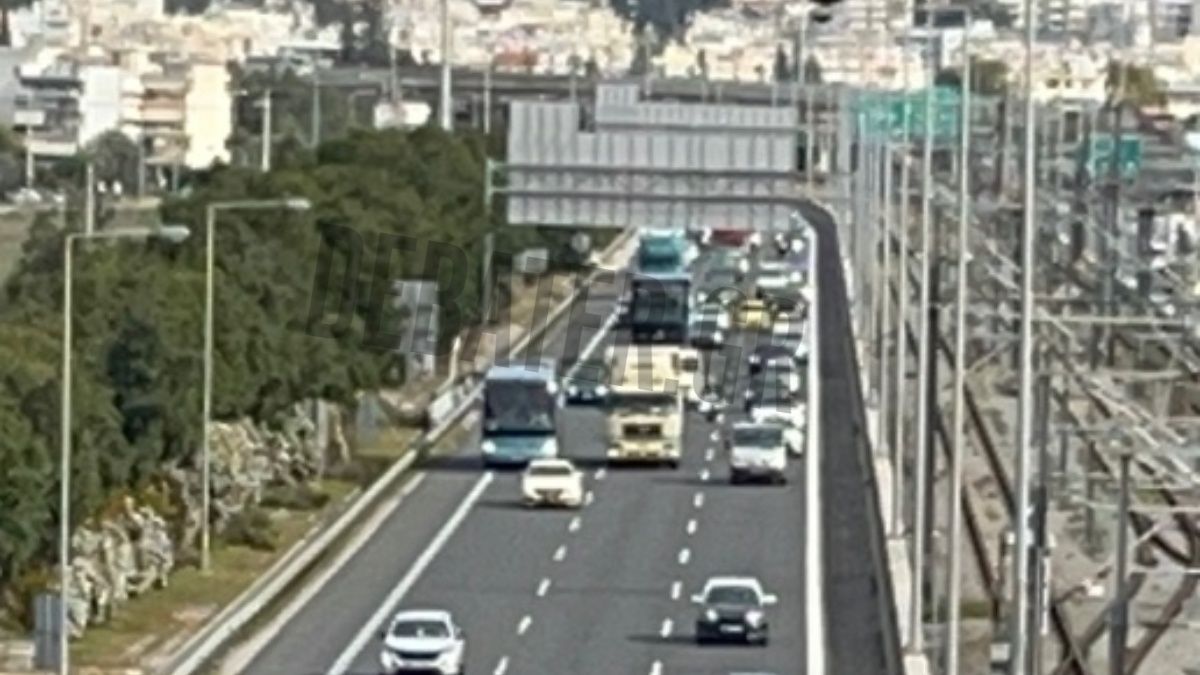 Μποτιλιάρισμα στην Αττική οδό λόγω τροχαίου μετά την έξοδο της λεωφόρου Μαραθώνος