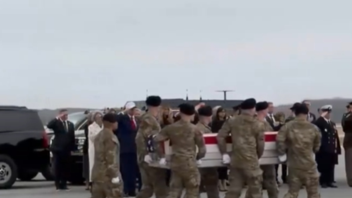 Τραμπ: Υποδέχθηκε τους σορούς των 6 στρατιωτών που σκοτώθηκαν στο Κουβέιτ (βίντεο)