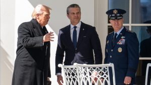 Τραμπ: Η αμήχανη στιγμή που δείχνει τον Πιτ Χέγκσεθ ως υπεύθυνο για την έναρξη της επίθεσης στο Ιράν (βίντεο)