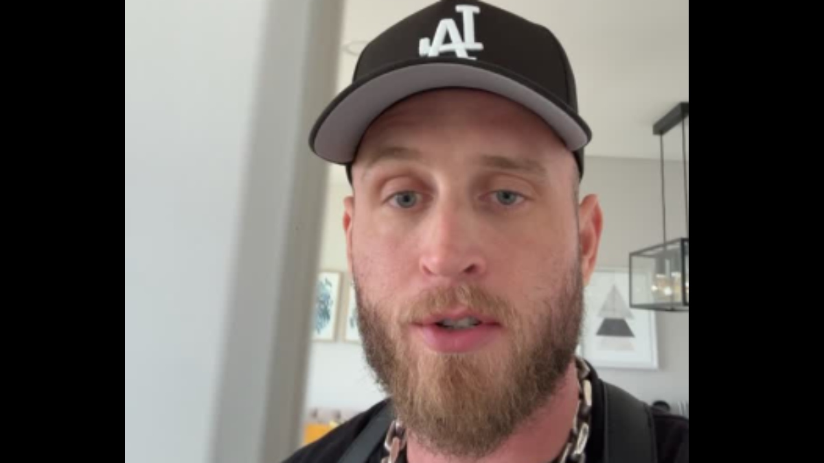 «Εγκλωβισμένος» στην Κολομβία ο γιος του Τομ Χανκς λόγω ελληνικού διαβατηρίου