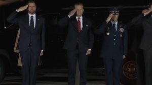 ΗΠΑ: Ο Τζέι Ντι Βανς υποδέχθηκε το πτώμα του έβδομου Αμερικανού στρατιώτη που σκοτώθηκε στη Μέση Ανατολή (βίντεο)