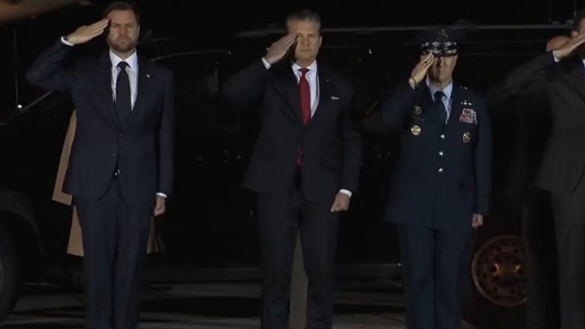 ΗΠΑ: Ο Τζέι Ντι Βανς υποδέχθηκε το πτώμα του έβδομου Αμερικανού στρατιώτη που σκοτώθηκε στη Μέση Ανατολή (βίντεο)