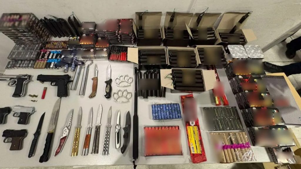 Ελληνικό: Συνελήφθησαν δύο άτομα για παράνομη διακίνηση πυροτεχνημάτων – Κατασχέθηκαν 1.764 κροτίδες