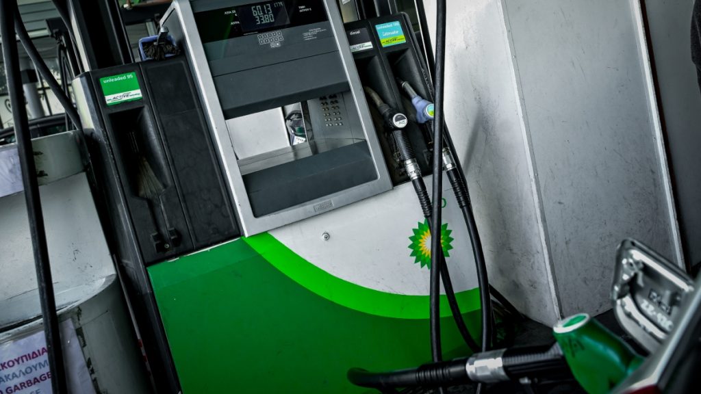 Αγανάκτηση από τους πολίτες για το “τσίμπημα” των τιμών στα καύσιμα (βίντεο)