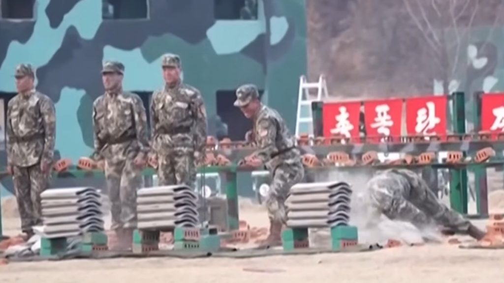 Βόρεια Κορέα: Στρατιώτες του Κιμ Γιονγκ Ουν σπάνε τσιμέντο με το κεφάλι τους – Δείτε βίντεο από τις ακραίες δοκιμασίες μάχης