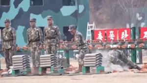 Βόρεια Κορέα: Στρατιώτες του Κιμ Γιονγκ Ουν σπάνε τσιμέντο με το κεφάλι τους – Δείτε βίντεο από τις ακραίες δοκιμασίες μάχης