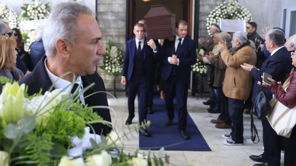 Γιώργος Βότσης: Πλήθος κόσμου στην πολιτική κηδεία του δημοσιογράφου