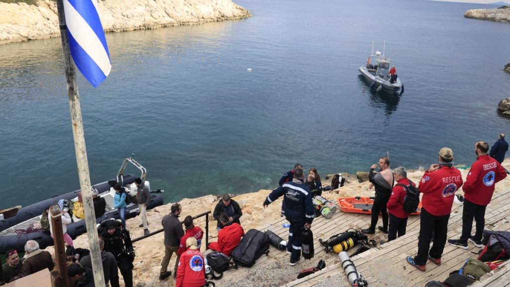 Βουλιαγμένη: Βρέθηκαν βατραχοπέδιλα και φιάλη οξυγόνου στο «Πηγάδι του Διαβόλου» – Συνεχίζονται οι έρευνες για τον δύτη