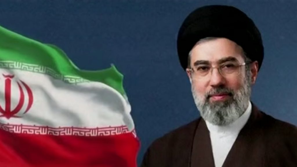 Μοτζτάμπα Χαμενεΐ: Φήμες ότι είναι ομοφυλόφιλος – Το γνώριζε ο πατέρας του και δεν τον ήθελε για διάδοχο