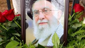 Πώς το Ισραήλ εξόντωσε τον Χαμενεΐ – Οι πύραυλοι από το διάστημα και το ψυχολογικό τρικ με την “αποχώρηση” των στρατηγών