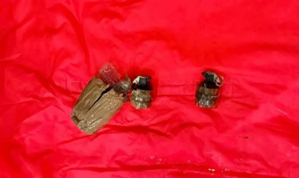 ΓΑΔΑ: Αυτές είναι οι χειροβομβίδες που είχε στην κατοχή του ο Σουδανός – Είπε ότι τις βρήκε σε τάπερ κάτω από την Ακρόπολη