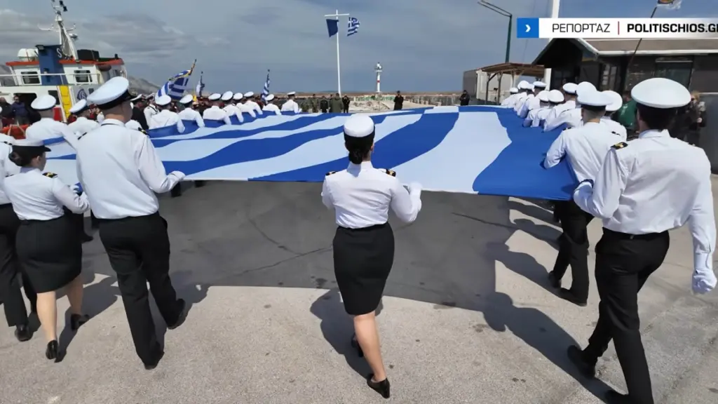 25η Μαρτίου: Σκίστηκε από τα αέρα η τεράστια ελληνική σημαία στο λιμάνι της Χίου
