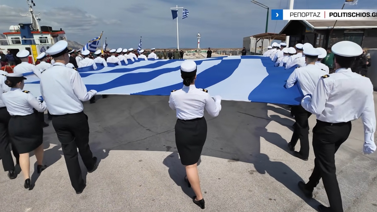 25η Μαρτίου: Σκίστηκε από τα αέρα η τεράστια ελληνική σημαία στο λιμάνι της Χίου
