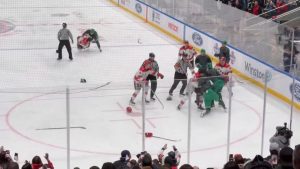 Νέα Υόρκη: Ξύλο σε φιλανθρωπικό αγώνα χόκεϊ επί πάγου μεταξύ αστυνομικών και πυροσβεστών (βίντεο)