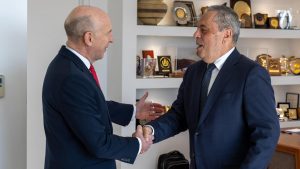 Στην Κύπρο ο ΥΠΑΜ της Βρετανίας: «Η μακροχρόνια φιλία ανάμεσα στις δύο χώρες μένει σταθερή απέναντι στις απειλές του Ιράν»