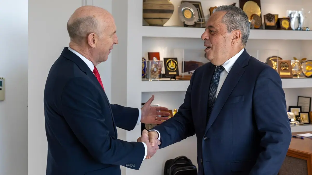 Στην Κύπρο ο ΥΠΑΜ της Βρετανίας: «Η μακροχρόνια φιλία ανάμεσα στις δύο χώρες μένει σταθερή απέναντι στις απειλές του Ιράν»