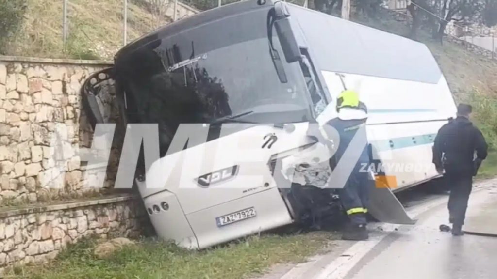 Ζάκυνθος: Λεωφορείο που μετέφερε μαθητές συγκρούστηκε με Ι.Χ. – Τραυματίστηκε σοβαρά ο οδηγός του αυτοκινήτου (Βίντεο)