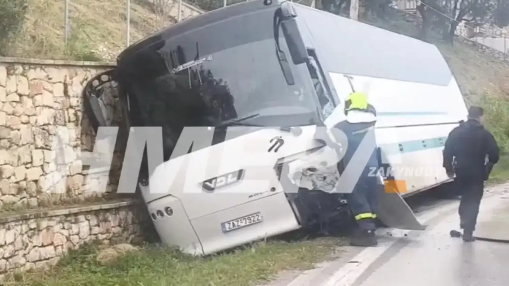 Ζάκυνθος: Λεωφορείο που μετέφερε μαθητές συγκρούστηκε με Ι.Χ. – Τραυματίστηκε σοβαρά ο οδηγός του αυτοκινήτου (Βίντεο)