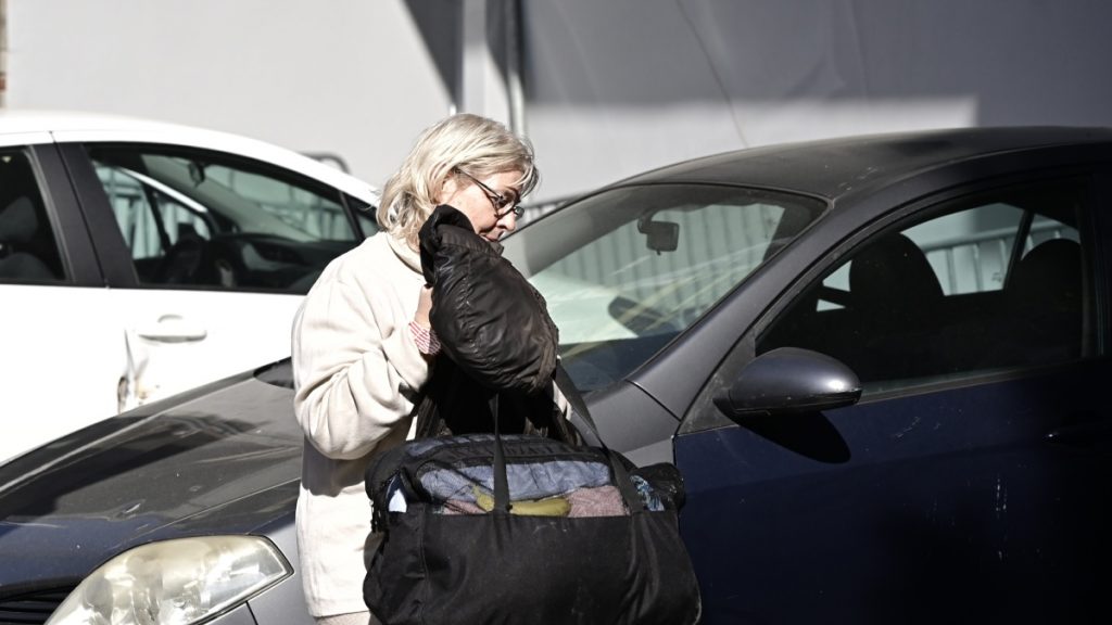 Παραδόθηκε η Ελένη Ζαρούλια στο ΑΤ Πεύκης – Οδηγείται στην φυλακή μετά την καταδίκη της