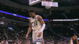 Αποτελέσματα ΝΒΑ: Έξαλλος ο Γιάννης με την νέα ήττα των Μπακς από τους Χοκς – Πέταξε την μπάλα στη βάση της μπασκέτας (βίντεο)