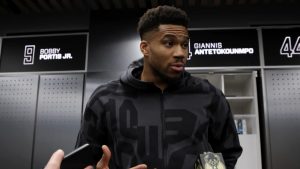 Γιάννης Αντετοκούνμπο: «Πρεπει να αποφασίσουμε αν θα παλέψουμε ή αν θα υψώσουμε λευκή σημαία»