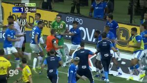 Βραζιλία: «Χαμός» στον αγώνα Κρουζέιρο-Ατλέτικο Μινέιρο – Ο διαιτητής έδειξε 23 κόκκινες κάρτες