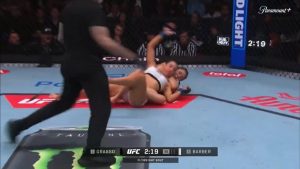 Απίθανες εικόνες σε αγώνα UFC γυναικών: Το άγριο νοκ-άουτ που έστειλε την Μέισι Μπάρμπερ στο νοσοκομείο (βίντεο)