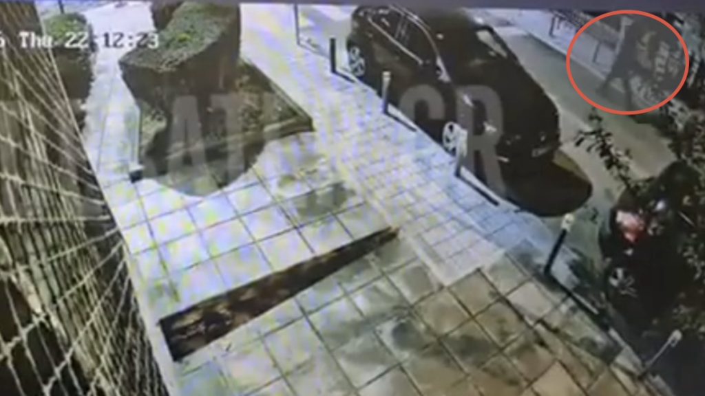 Δολοφονία στη Θεσσαλονίκη: Νέο βίντεο ντοκουμέντο με τον 20χρονο λίγα δευτερόλεπτα αφού έχει μαχαιρωθεί