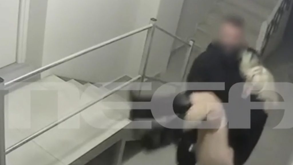 Κεφαλονιά: H στιγμή που ο 26χρονος πρώην αρσιβαρίστας μεταφέρει λιπόθυμη την 19χρονη Μυρτώ από το ξενοδοχείο