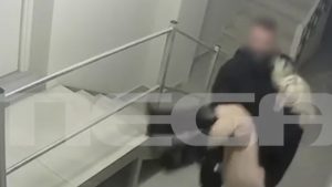 Κεφαλονιά: H στιγμή που ο 26χρονος πρώην αρσιβαρίστας μεταφέρει λιπόθυμη την 19χρονη Μυρτώ από το ξενοδοχείο