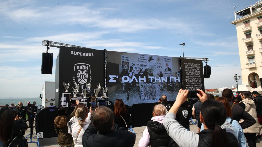 ΠΑΟΚ: Η πλατεία Αριστοτέλους μετατράπηκε σε μουσείο για τα 100 χρόνια του συλλόγου (φωτογραφίες)