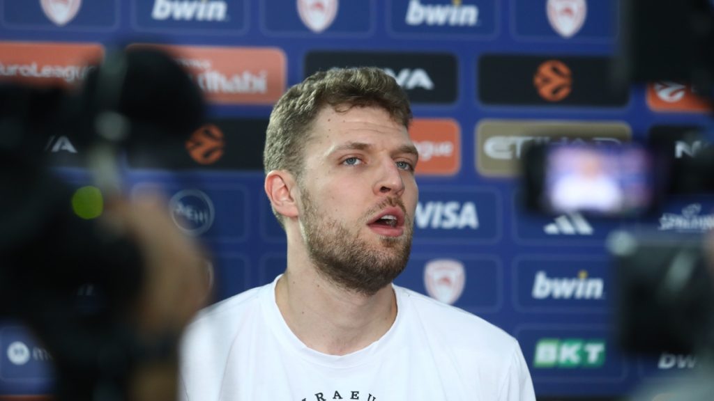 Βεζένκοφ για τα σχόλια γύρω από την κατάκτηση του MVP: «Δεν απαντάω σε κανέναν, είναι καινούρια μόδα ο ένας να μιλά για τον άλλο»