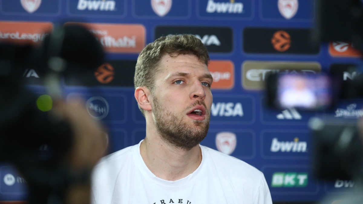 Βεζένκοφ για τα σχόλια γύρω από την κατάκτηση του MVP: «Δεν απαντάω σε κανέναν, είναι καινούρια μόδα ο ένας να μιλά για τον άλλο»