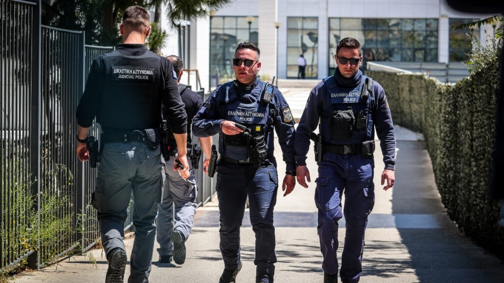 Ένοπλη επίθεση 89χρονου σε ΕΦΚΑ και Εφετείο: Πρώτο θέμα διεθνώς η «τρελή» πορεία
