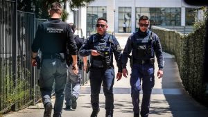 Ένοπλη επίθεση 89χρονου σε ΕΦΚΑ και Εφετείο: Πρώτο θέμα διεθνώς η «τρελή» πορεία