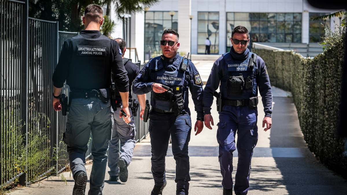 Ένοπλη επίθεση 89χρονου σε ΕΦΚΑ και Εφετείο: Πρώτο θέμα διεθνώς η «τρελή» πορεία