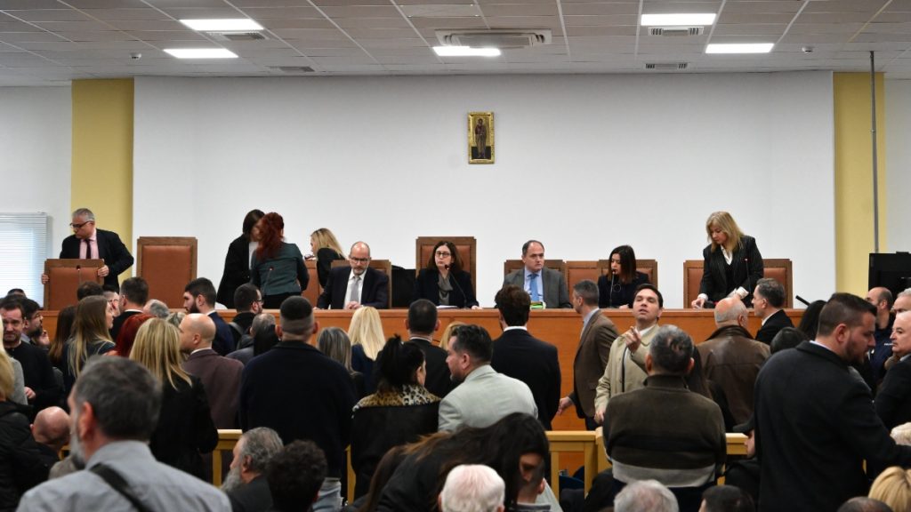 Δίκη για τα Τέμπη: Συνεχίζεται με αλλαγές στην αίθουσα και δρακόντεια μέτρα – Στόχος να αποφευχθεί νέο χάος