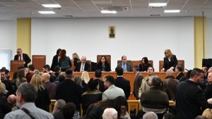 Δίκη για τα Τέμπη: Συνεχίζεται με αλλαγές στην αίθουσα και δρακόντεια μέτρα – Στόχος να αποφευχθεί νέο χάος