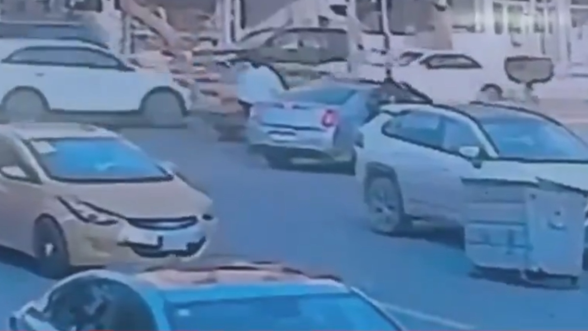 Βαγδάτη: Καρέ-καρέ η απαγωγή της Αμερικανίδας δημοσιογράφου Σέλλι Κίτλεσον (βίντεο)