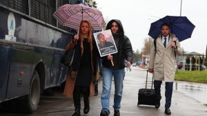 Αρχίζει ξανά η δίκη για τα Τέμπη: Καταφθάνουν στο “Γαιόπολις” συγγενείς, επιζώντες και δικηγόροι (Εικόνες)