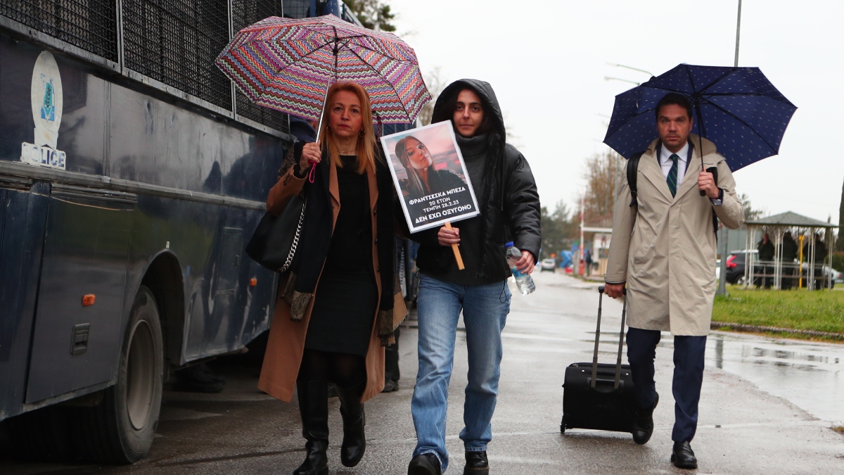 Αρχίζει ξανά η δίκη για τα Τέμπη: Καταφθάνουν στο “Γαιόπολις” συγγενείς, επιζώντες και δικηγόροι (Εικόνες)