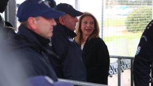 Δίκη για τα Τέμπη: Ένταση και φωνές από Κωνσταντοπούλου, Καρυστιανού μέσα στην αίθουσα (Εικόνες)