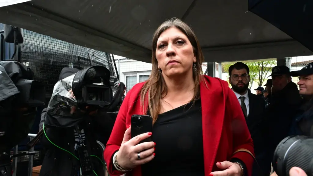 Δίκη για τα Τέμπη: “Θα συλλάβετε τους συνηγόρους” – Βίντεο Κωνσταντοπούλου μέσα από την αίθουσα