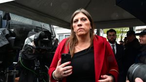 Δίκη για τα Τέμπη: “Θα συλλάβετε τους συνηγόρους” – Βίντεο Κωνσταντοπούλου μέσα από την αίθουσα