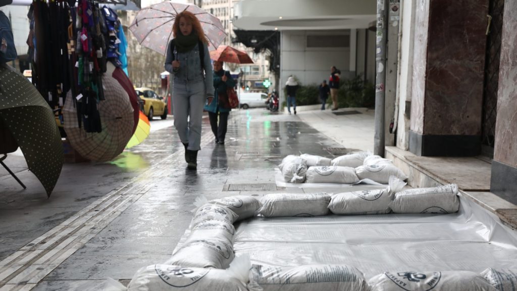 Κακοκαιρία Erminio: “Κόκκινη” προειδοποίηση από την ΕΜΥ – Πού θα “χτυπήσει” τις επόμενες ώρες, τι θα γίνει στην Αττική