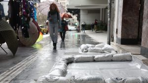 Κακοκαιρία Erminio: “Κόκκινη” προειδοποίηση από την ΕΜΥ – Πού θα “χτυπήσει” τις επόμενες ώρες, τι θα γίνει στην Αττική