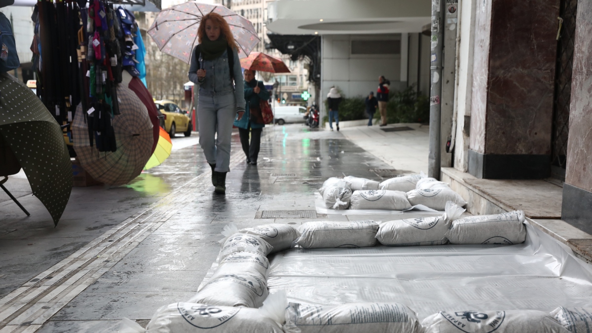 Κακοκαιρία Erminio: “Κόκκινη” προειδοποίηση από την ΕΜΥ – Πού θα “χτυπήσει” τις επόμενες ώρες, τι θα γίνει στην Αττική