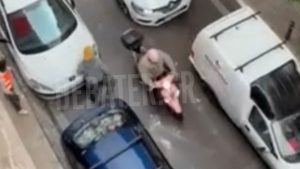 Παρολίγον τραγωδία στο κέντρο της Αθήνας – Έπεσαν μπάζα πάνω σε αυτοκίνητα (βίντεο)